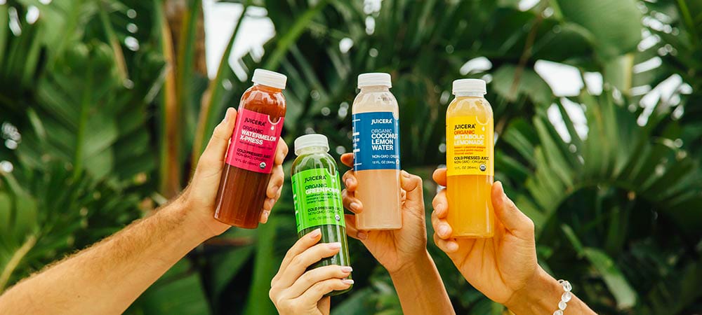 Juicera Juice品牌产品摄影在空中“悬挂”果汁。